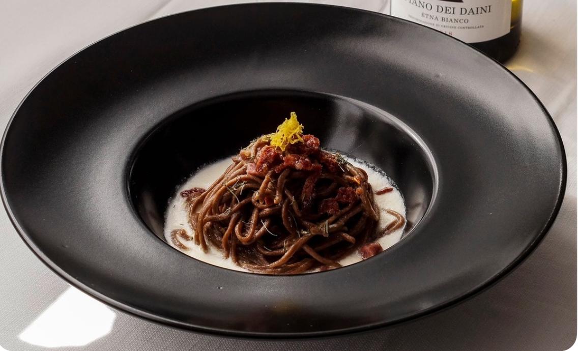 Tagliolini al carrubo con salsiccia chips, timo Ibleo, crema di mandorle e scorza di limone